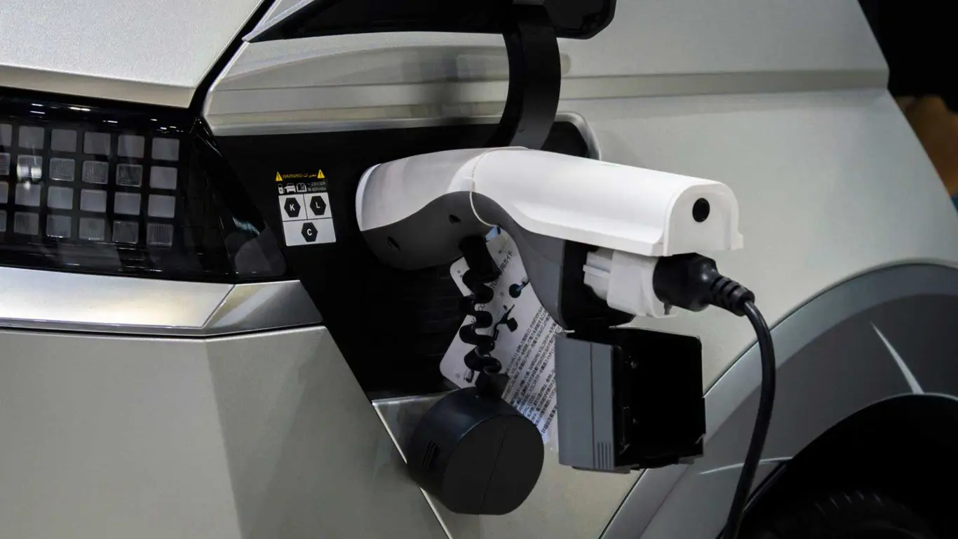 Защитник бензина на батарейках: немецкий министр не любит заправляться