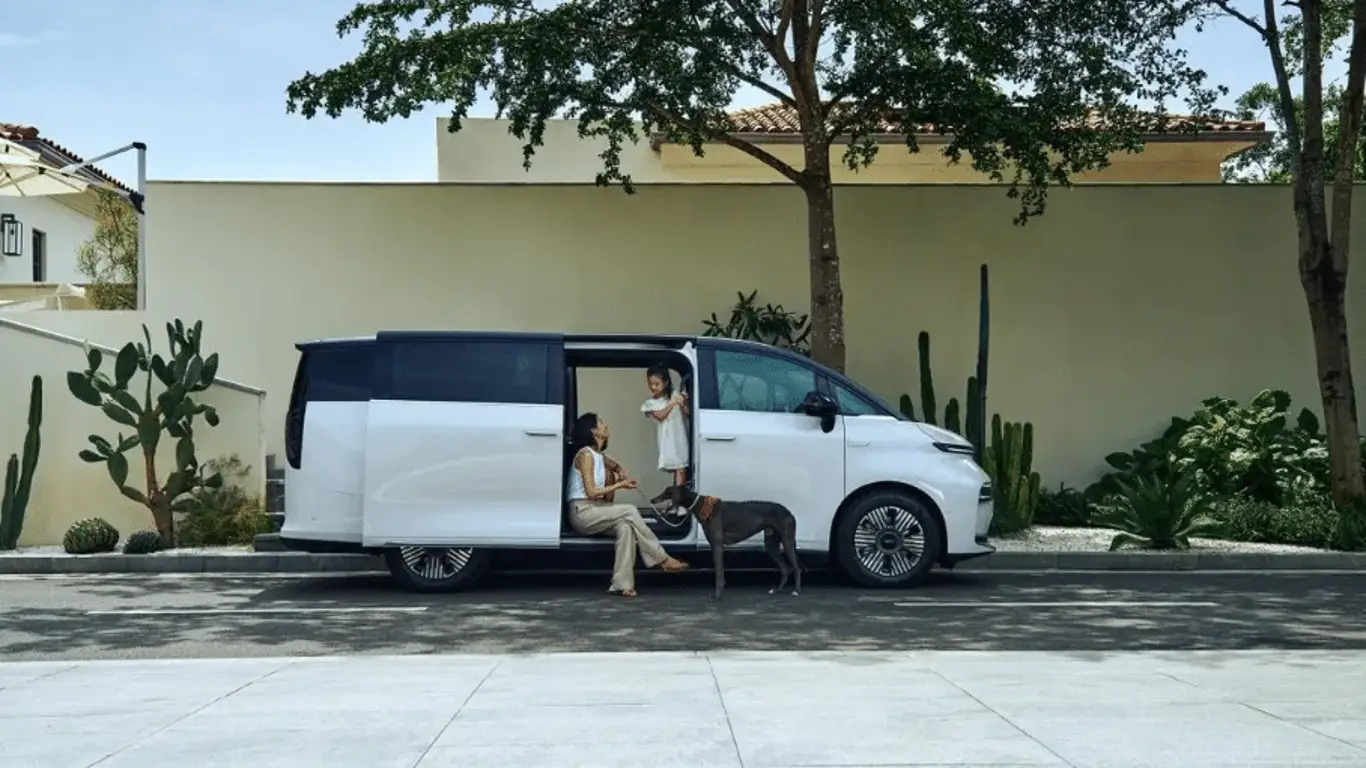 Поставки скоро начнутся: это самый современный минивэн с британскими корнями по цене китайской модели