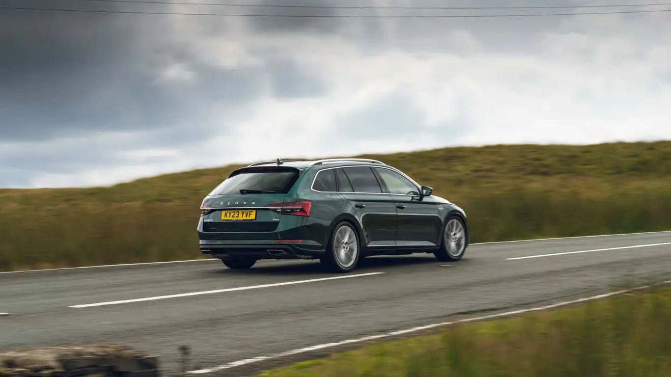 Чехи впервые решили ответить на BMW M3: встречайте заряженный универсал Skoda