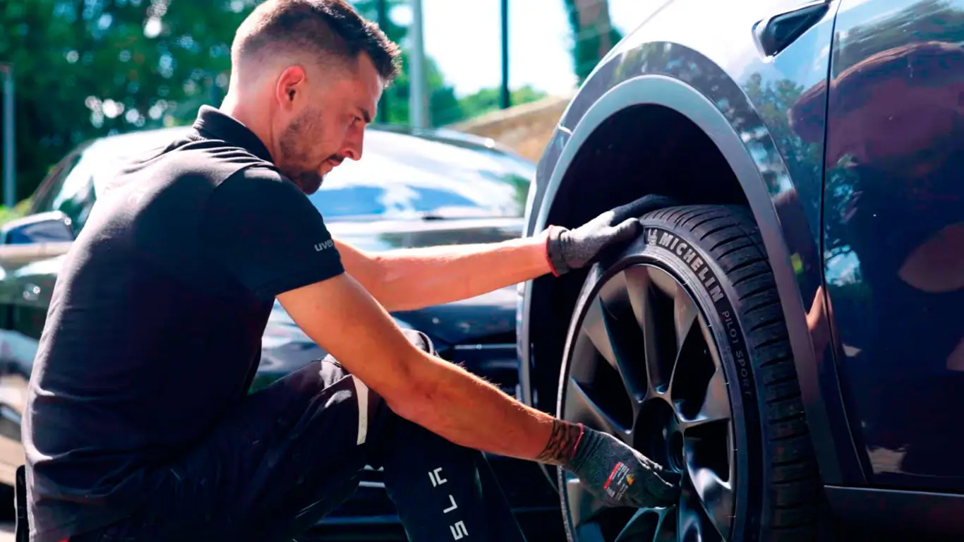 И пусть весь мир подождет: сервисмены Tesla никуда не торопятся