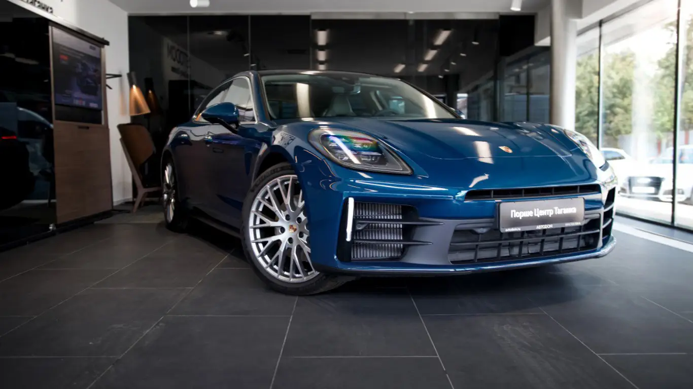 В России появился в продаже новый Porsche Panamera 4 с гарантией: подробности