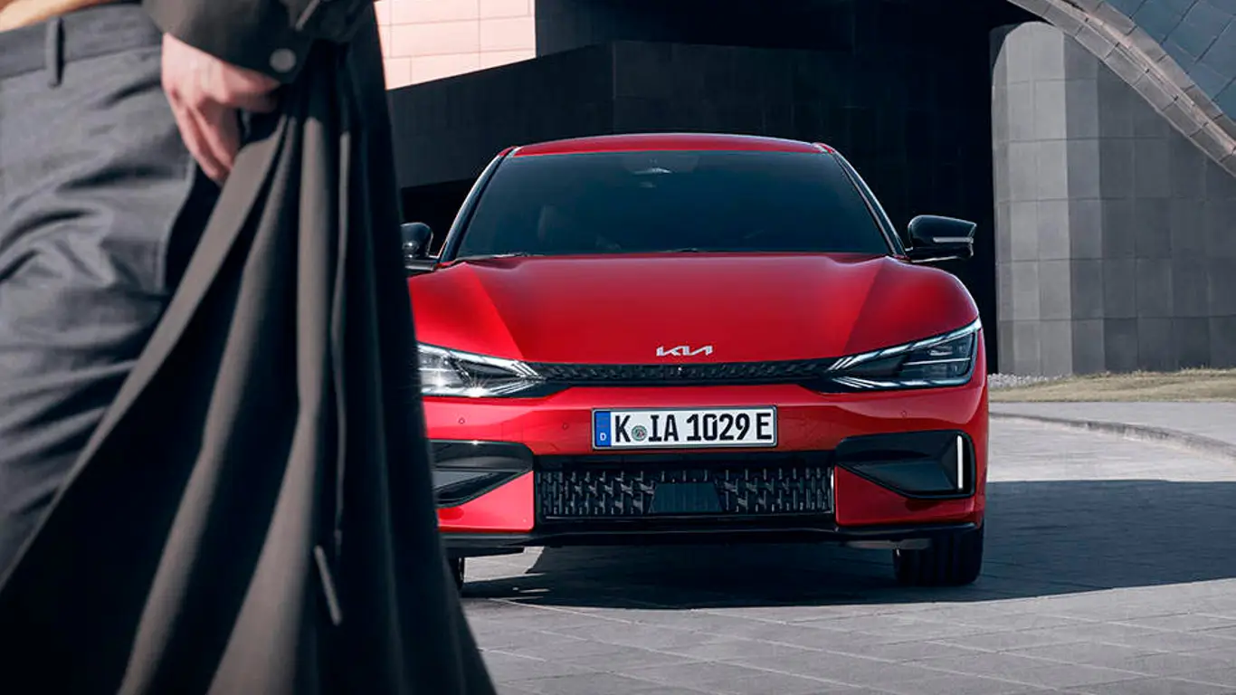 Для европейского дебюта Kia EV6 пришлось похудеть, поумнеть и стать сильнее