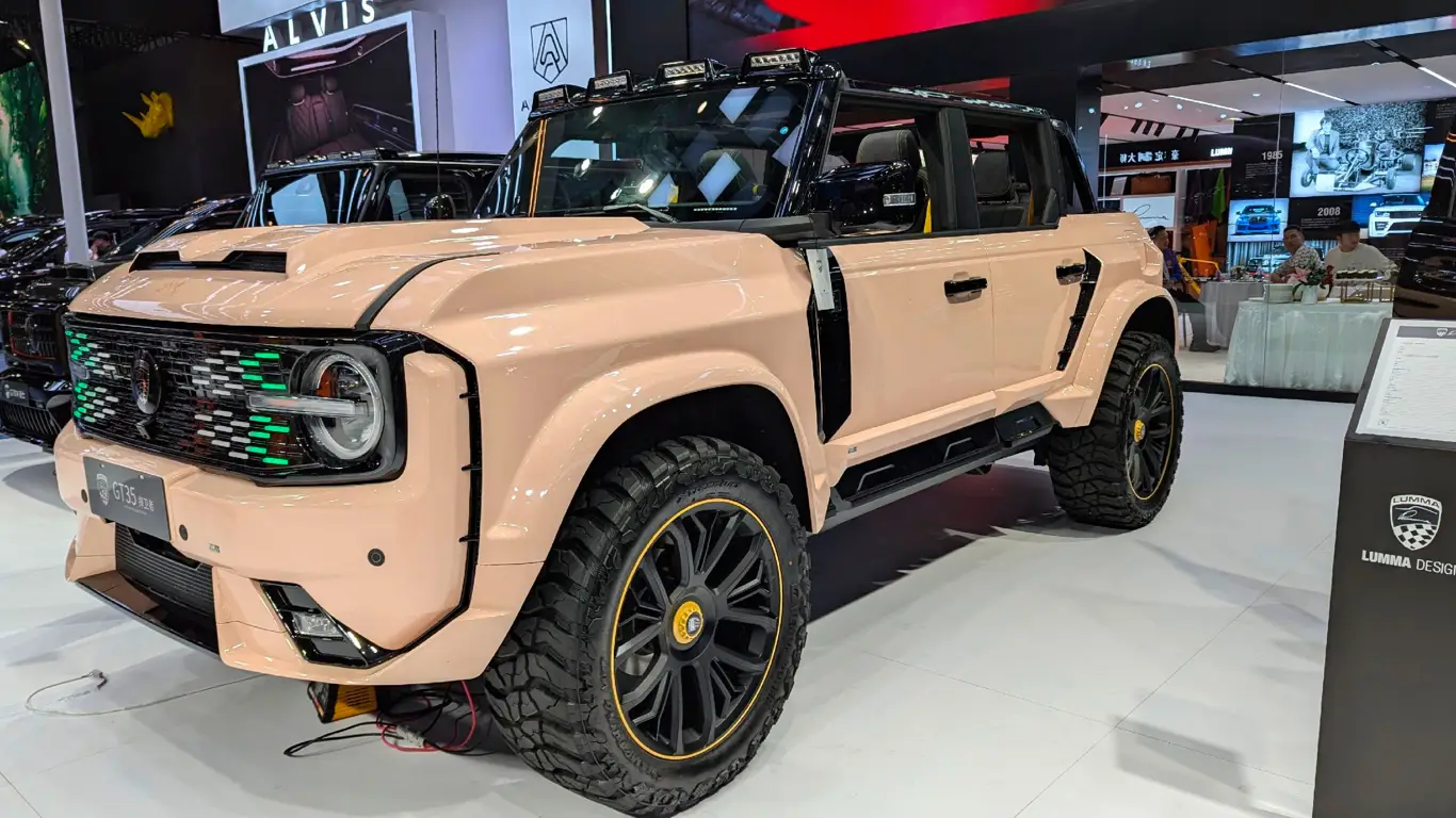 Посмотрите, что будет, если скрестить Ford Bronco с Defender и Rolls-Royce
