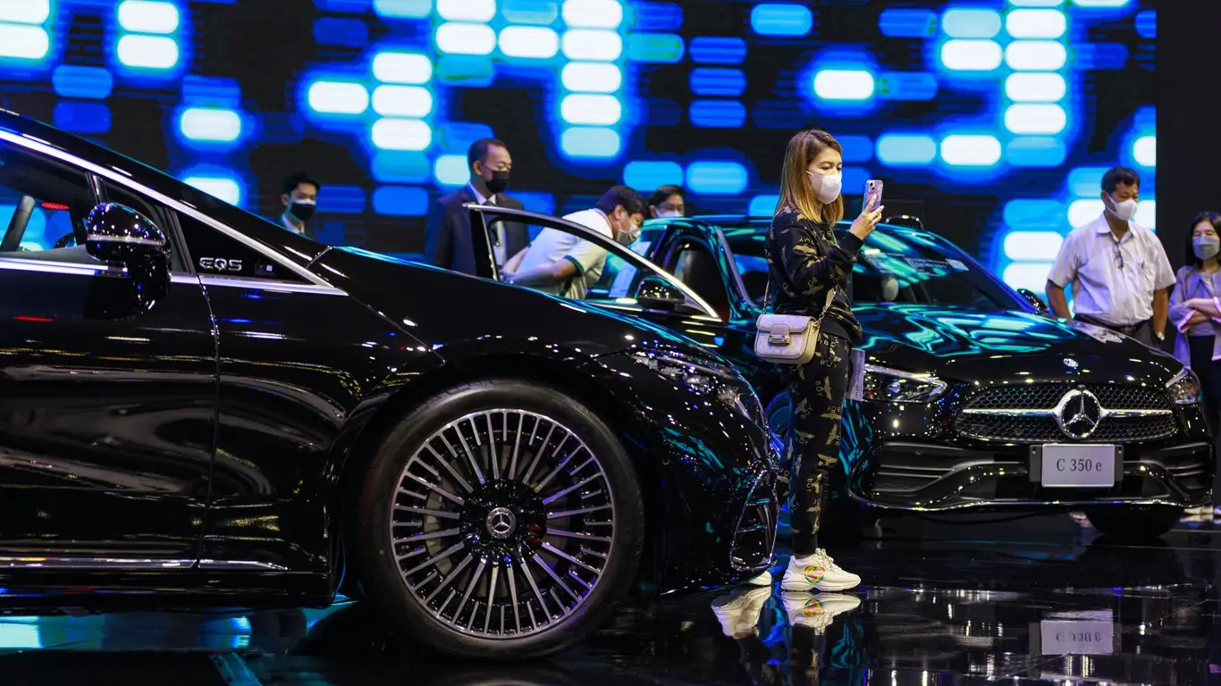 Mercedes кардинально меняет стратегию: шаг назад для сохранения на плаву