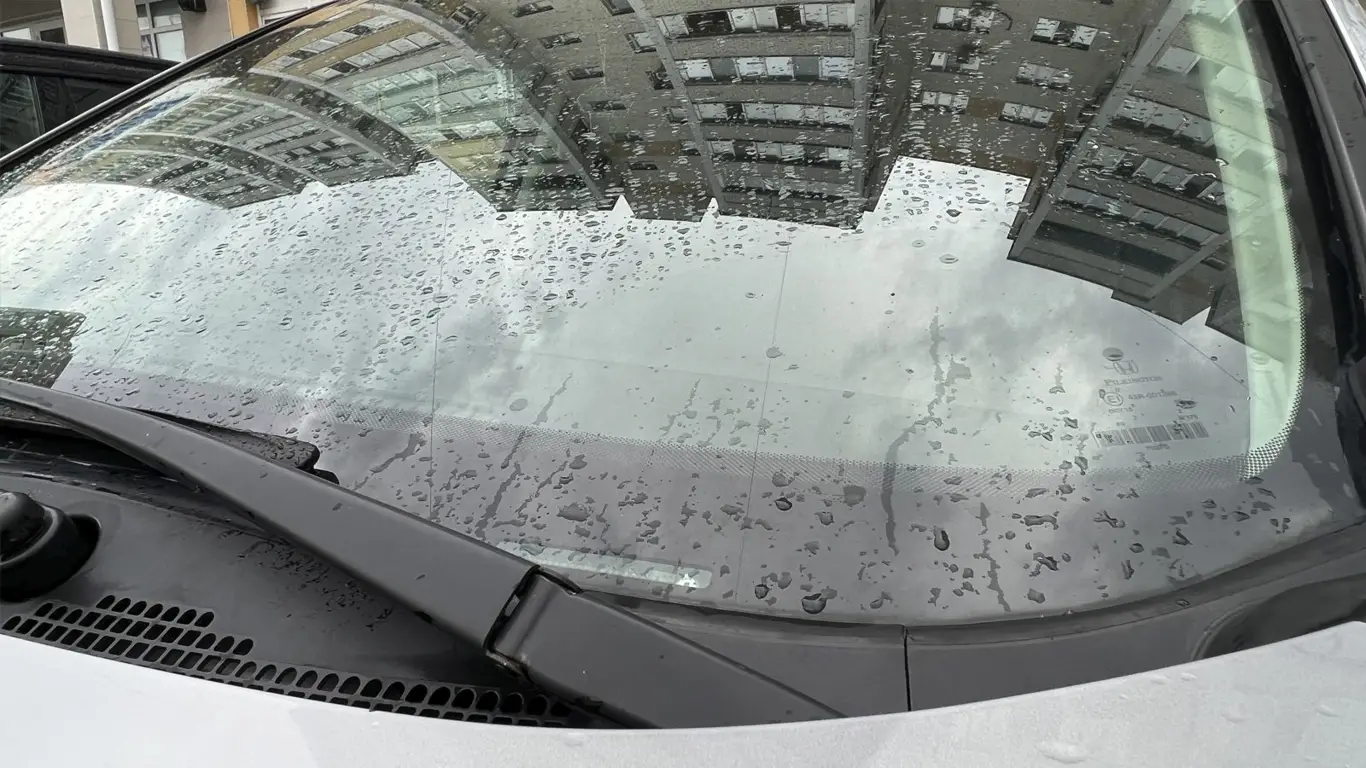 Черные точки на стекле автомобиля: важный элемент, который должен быть у всех