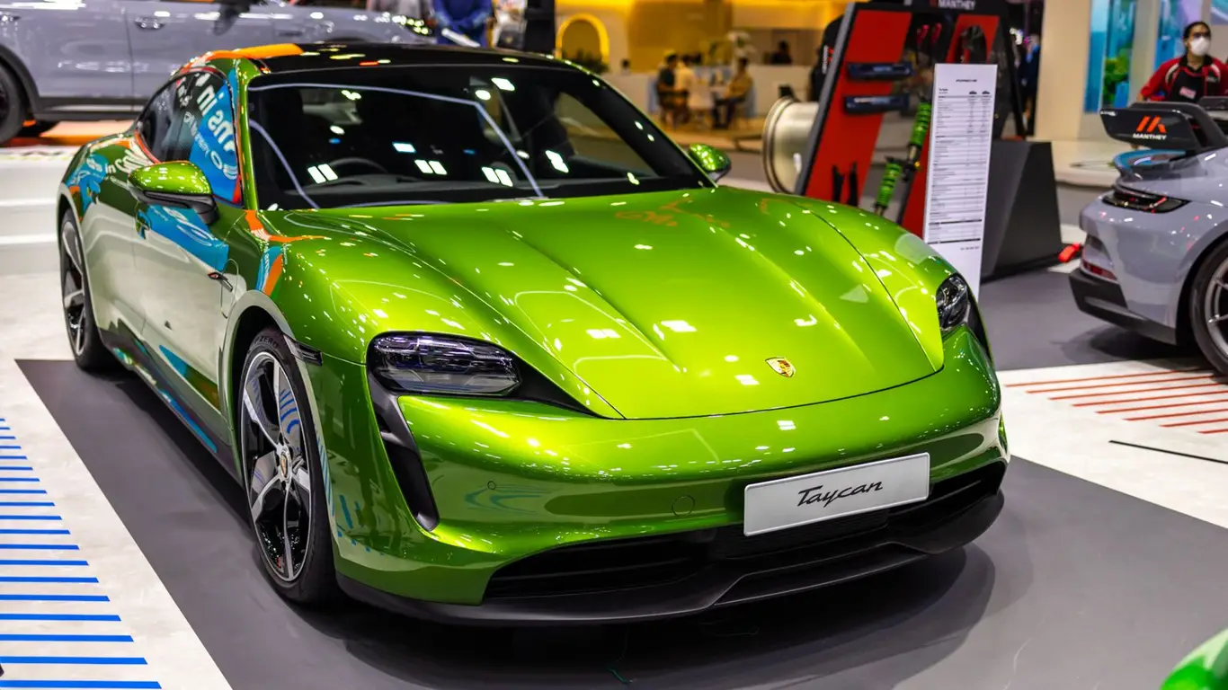 Что хорошо для Европы, не всегда подходит для США: проблемы с фарами у Porsche Taycan