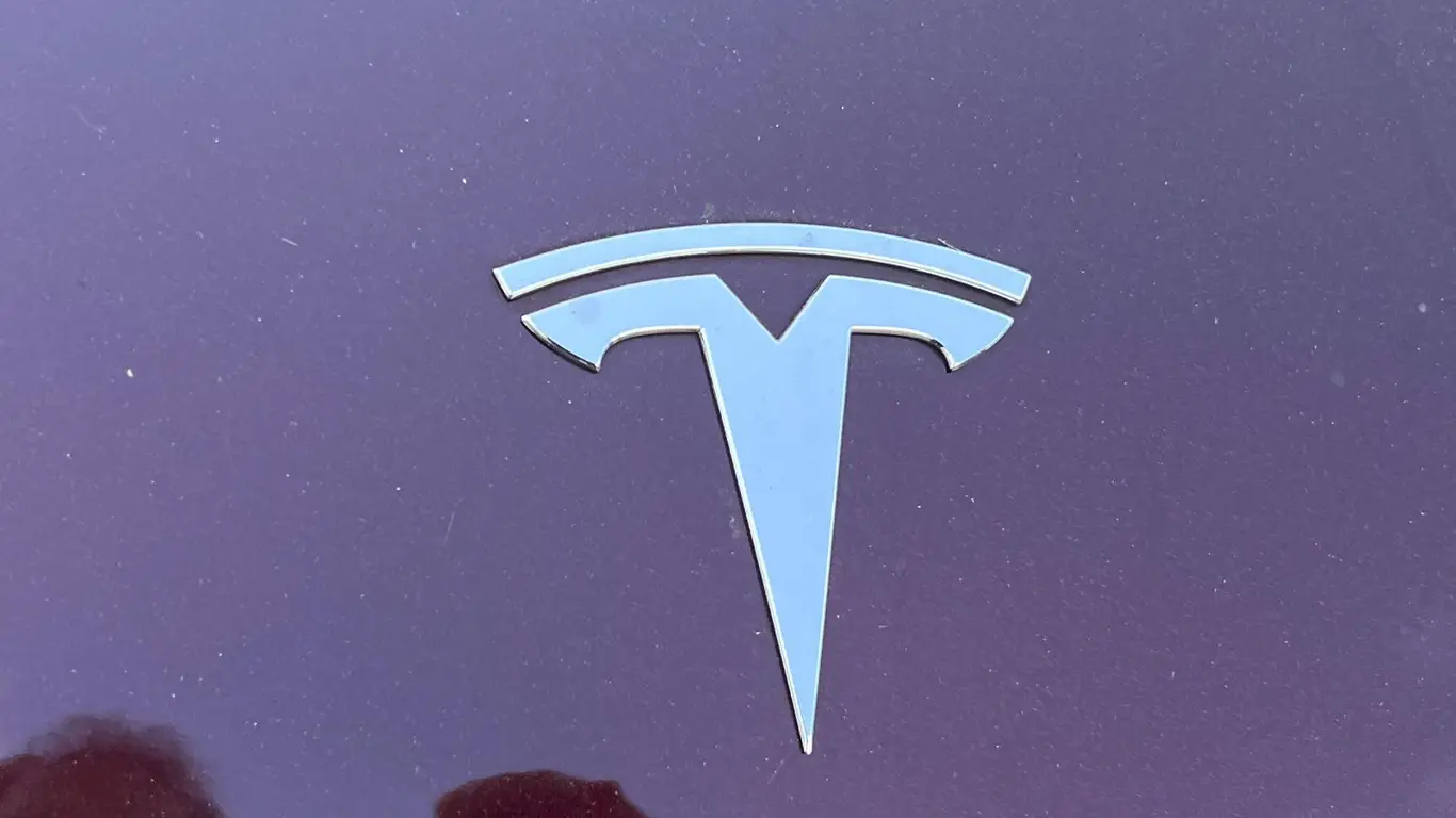 Электрокары против традиционных брендов: Tesla теряет позиции, но сохраняет лидерство