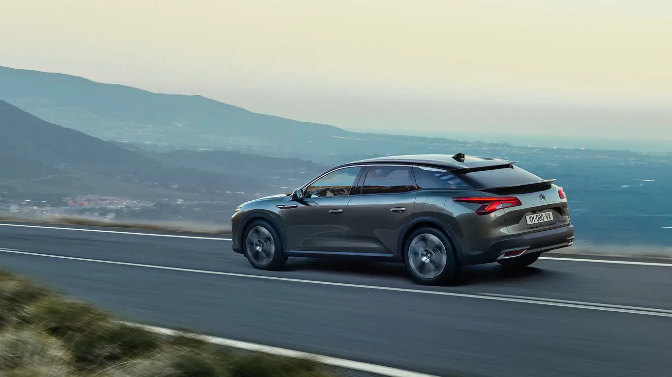 Скинул сразу 550 тыс. рублей: в Россию вернулся стильный фастбэк-кроссовер, который продается только в одной стране