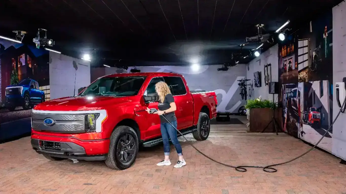 Владельцы электромобилей Ford начнут получать деньги за электроэнергию: они помогут поддержать сеть