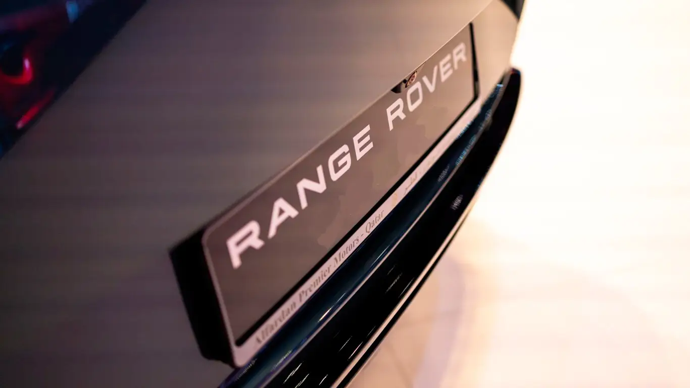 Компактный кроссовер британской марки на тестах: взгляните внутрь новинки