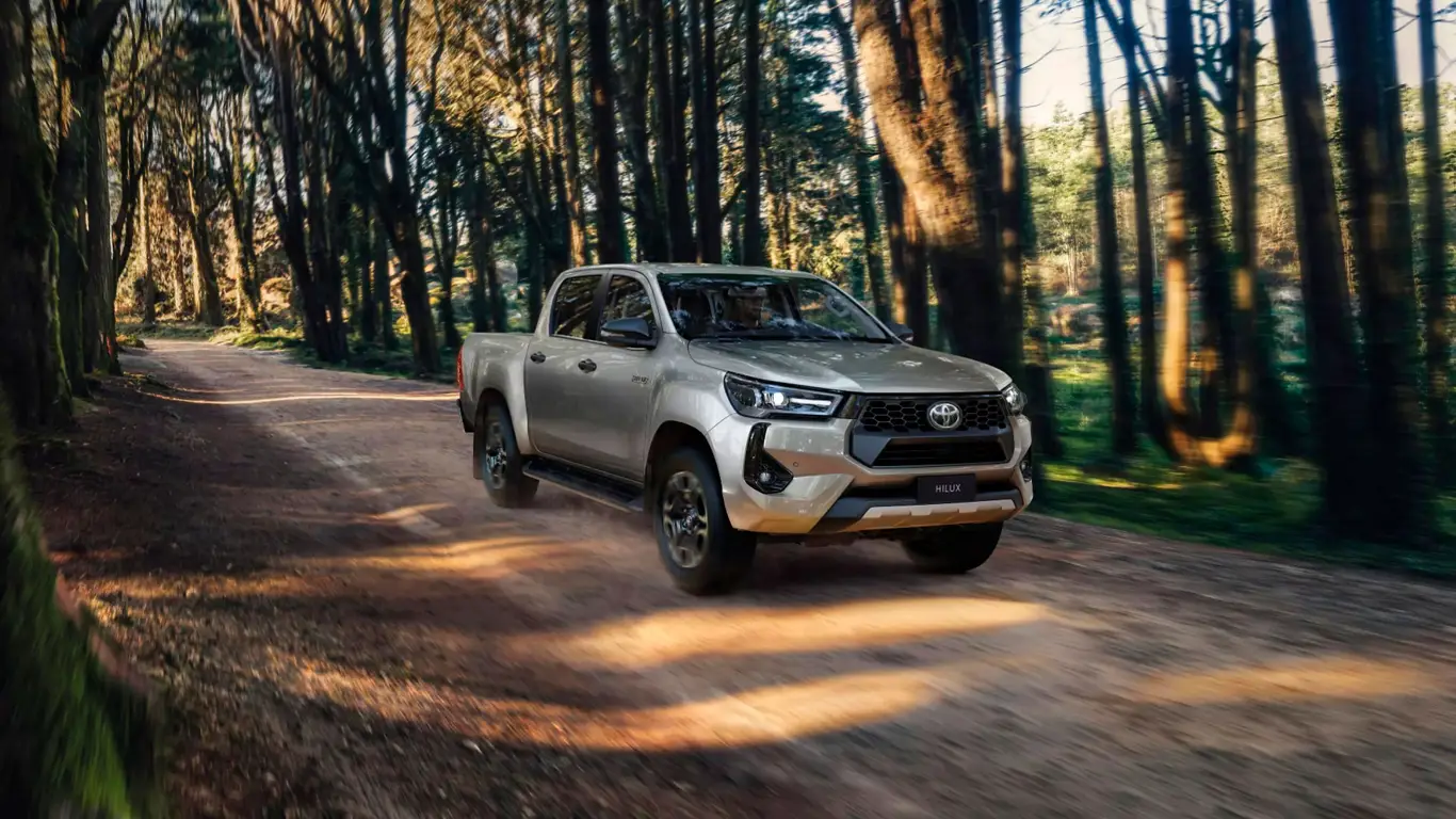 Toyota Hilux 48V: гибрид без розетки для тех, кто любит бездорожье