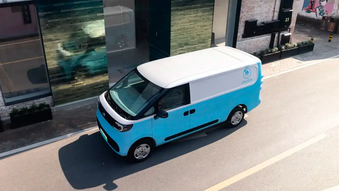 Он отберет клиентов у ID.Buzz: Maxus привез в Европу новый электрофургон по веселенькой цене