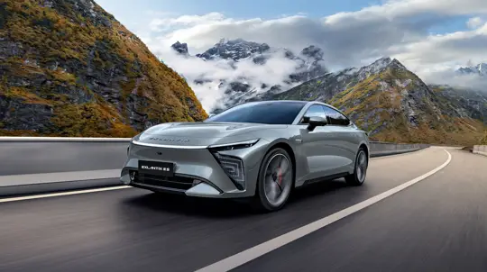 480-сильный седан с запасом хода до 530 км: теперь официально в России