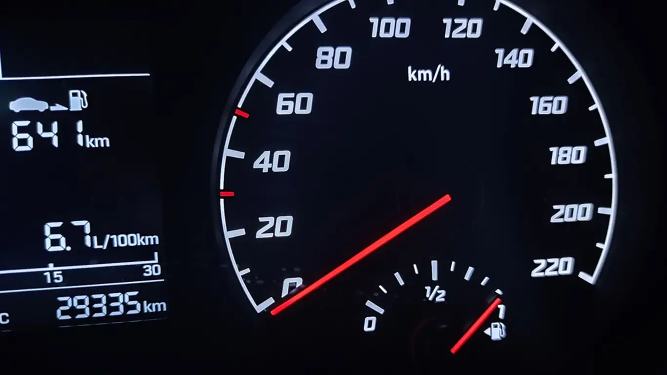 Любители экономить бензин могут навредить своему автомобилю: что водители делают не так