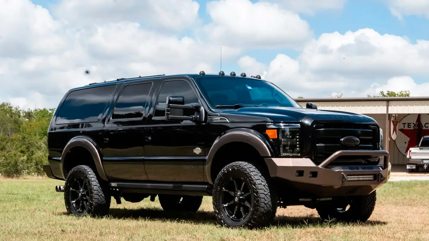 Необычный Ford F-250 Super Duty продан за $90 000: пикап скрестили со старым Excursion