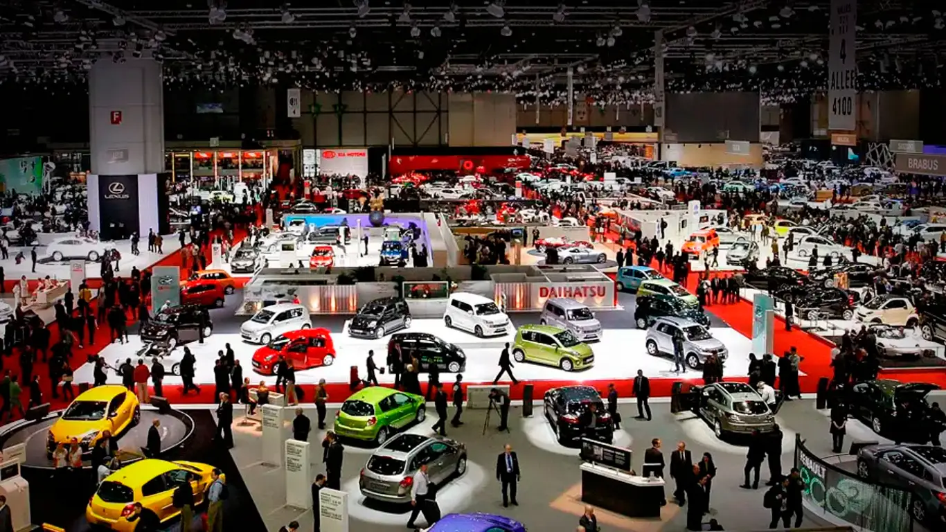 Все новинки мирового автопрома собрали в одном месте: открытие главного события автоиндустрии Европы