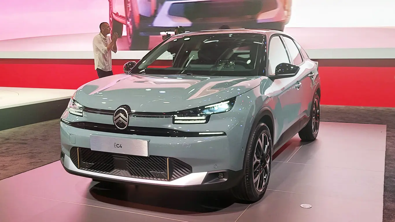 Электрический хит: Citroen e-C4 обновился и стал дешевле