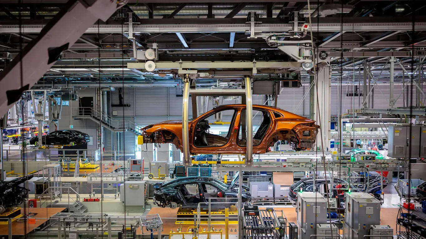 На заводе Porsche роботы устраивают свадебные церемонии. В результате появляется Macan