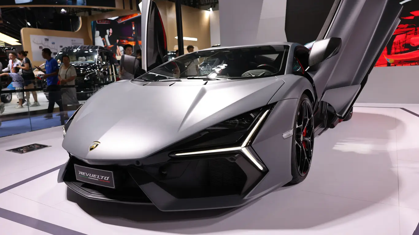 Мелкое недоразумение: дворники стали причиной отправки суперкаров Lamborghini на ремонт