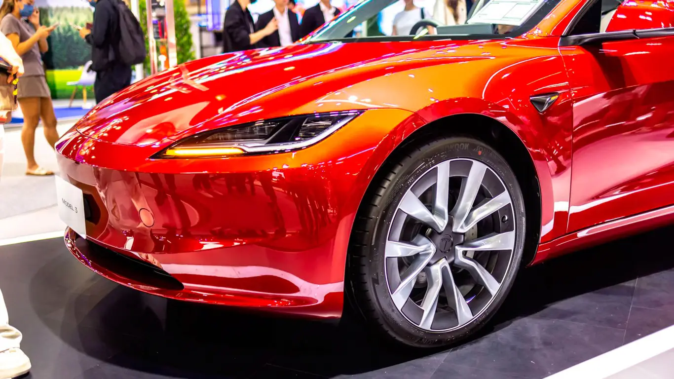 Tesla включает умный свет: теперь фары думают за водителя