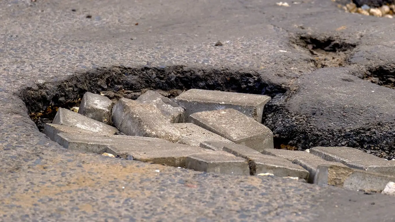 Раскрыт секрет плохих дорог в России: дорожникам жалко ямы