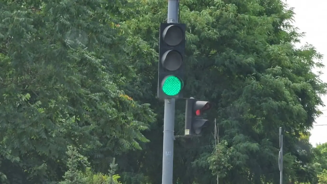 Даже опытные водители не знают: правило «2 секунд» позволит избежать штрафа за проезд на красный сигнал светофора