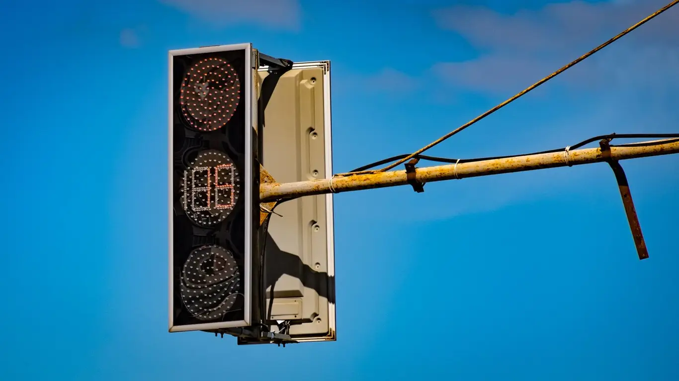 Большинство водителей совершают эту ошибку при подъезде к светофору с красным светом: Вы в их числе?