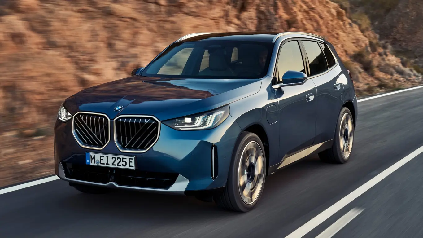 Все для других: баварцы запускают новый гибрид на базе компактного кроссовера