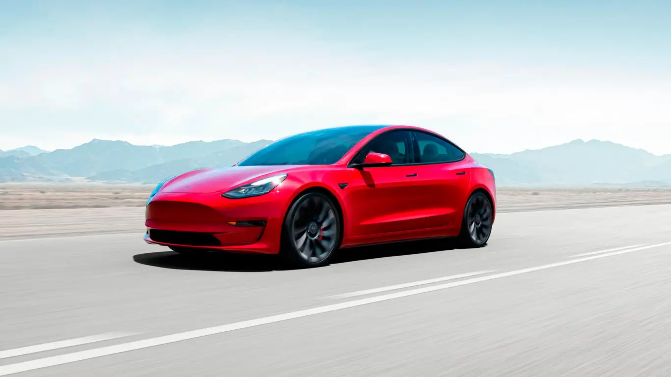 В столкновении Tesla Model 3 с грузовиком у последнего нет шансов