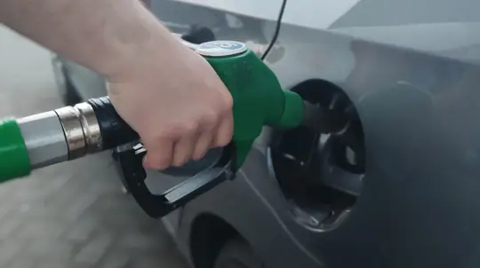 Бензин АИ-92 обязательно убьет Ваш автомобиль: эксперт предостерегает от заправки