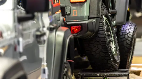 Каждый автомобилист должен запастись уксусом: как он поможет при смене летней резины на зимнюю