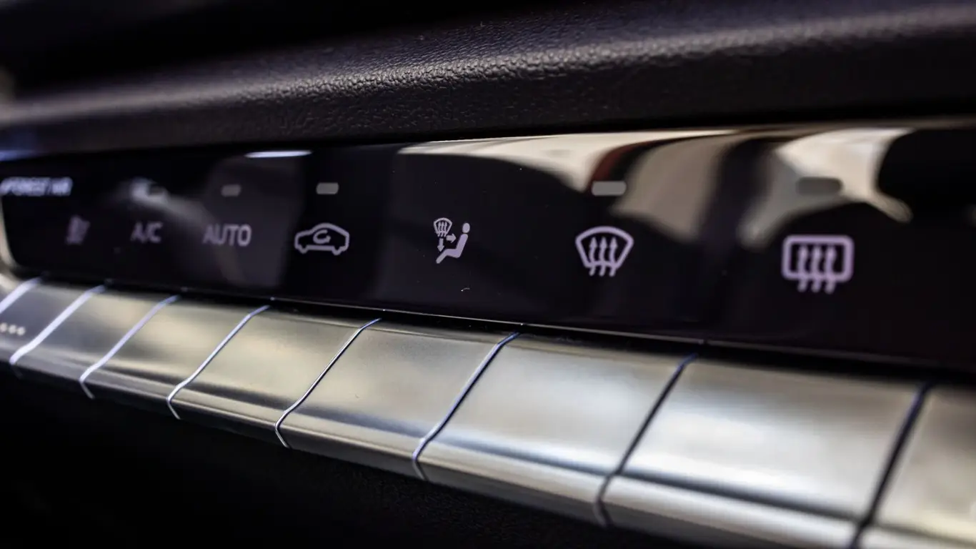 Это поможет быстрее прогреть салон зимой и сократить количетво пыли: остерегайтесь сонливости и запотевания стекол