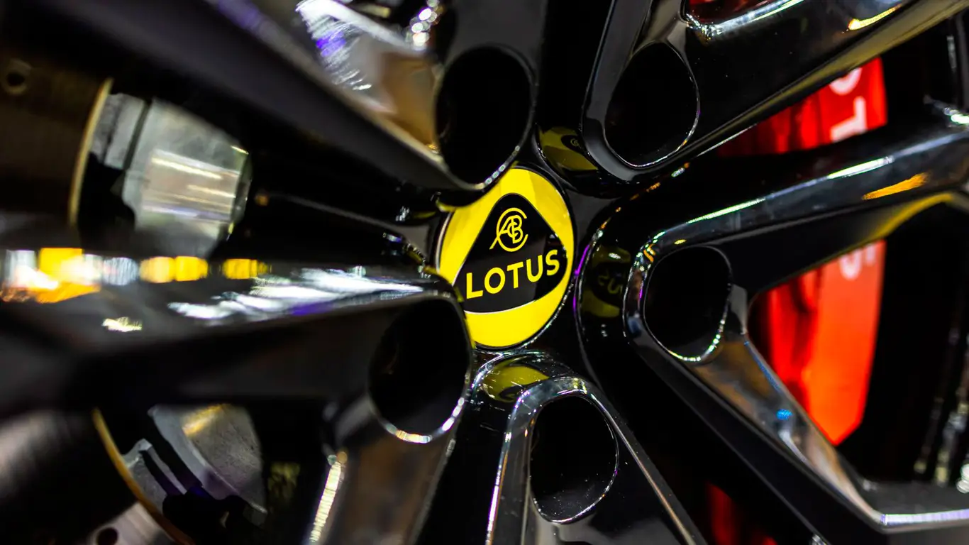 Lotus с сюрпризом: гибрид, который заряжается на ходу и едет дальше всех