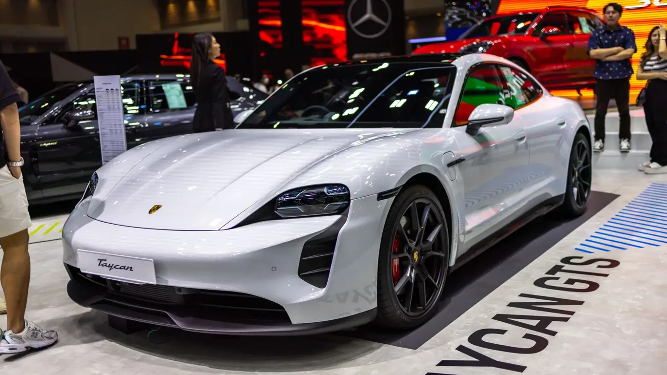 Даже у такого бренда бывают осечки: Porsche позаботится о безопасности китайцев