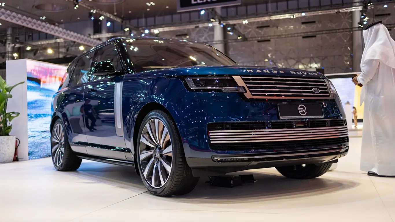 Внедорожник без подвески: JLR столкнулся с серьезным дефектом у флагманской модели