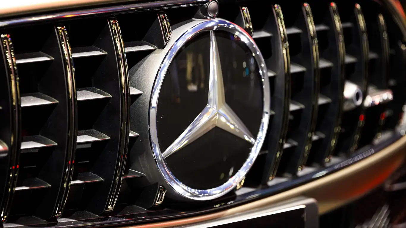 Mercedes-Benz словили КЗ: автомобили начали гореть под владельцами