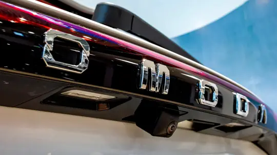 Китайские «гонщики» в форме: Omoda S5 патрулируют Донецк