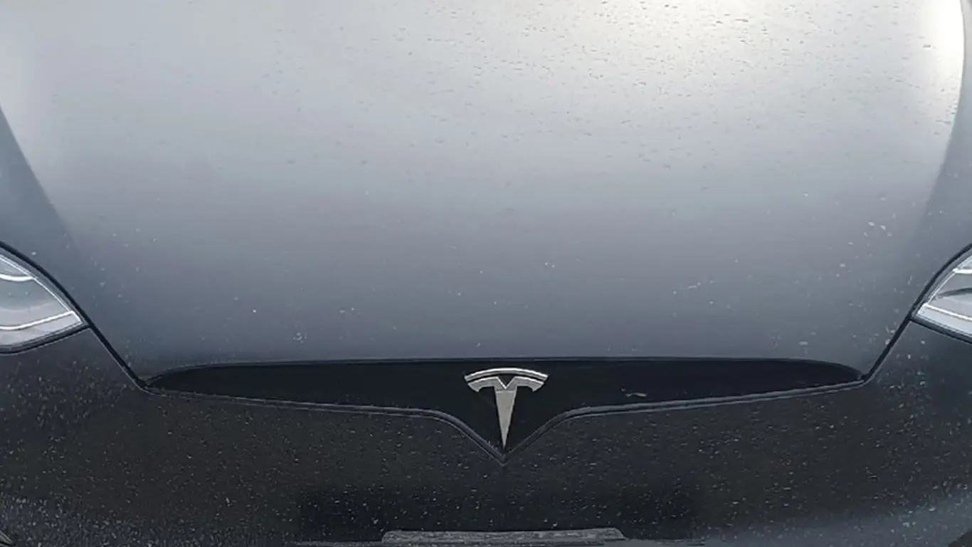 Tesla на шаг впереди всех: компания ремонтирует машины заранее