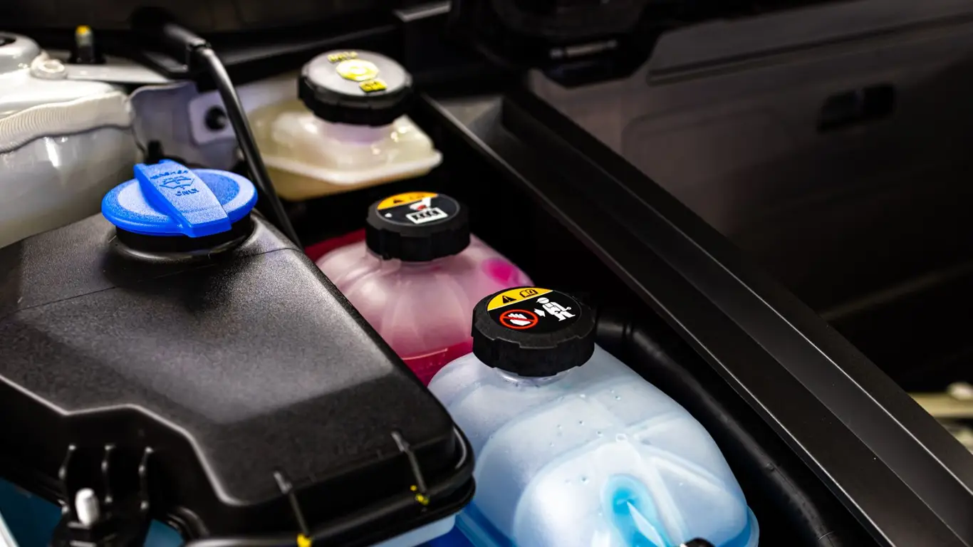 Менять придется почти все: автомеханик назвал последствия использования нового антифриза в авто