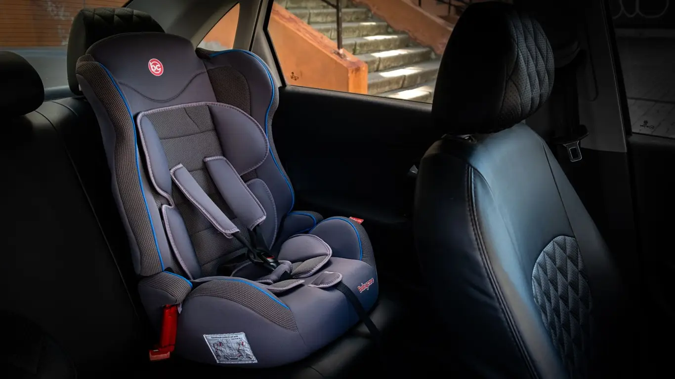 Большинство водителей неправильно пристегивают детей в машине: совет, который может спасти жизнь