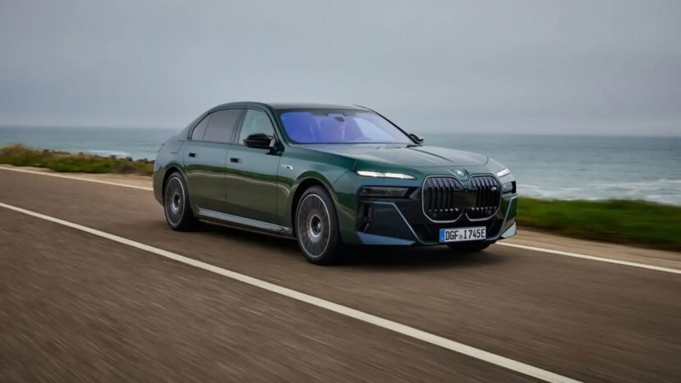 Роскошный электрокар с новыми функциями: баварцы опять выпустили лучший авто в своем классе