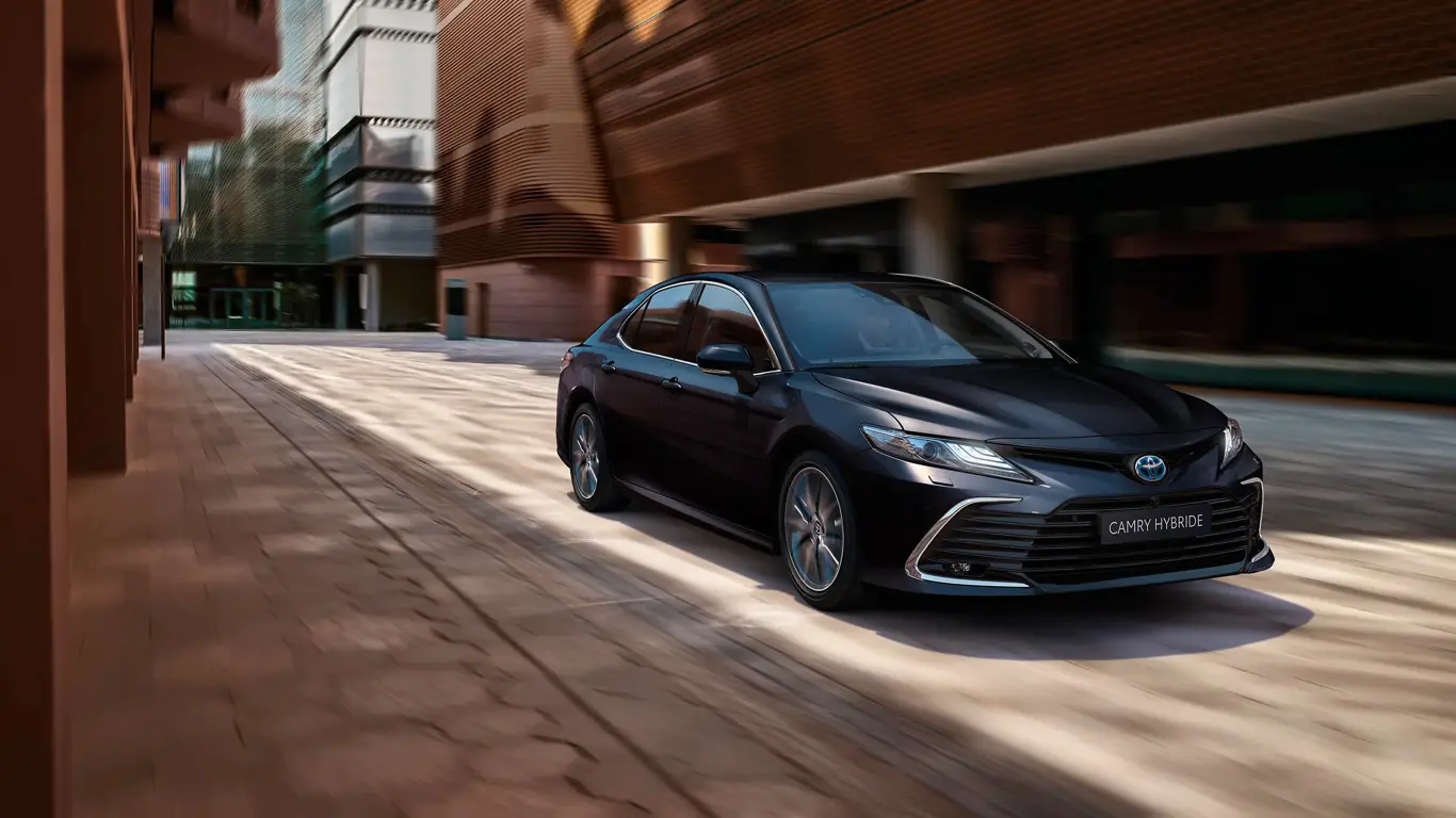 Toyota Camry 2025: гибрид, который сэкономит вам состояние, всего лишь нюхая бензин