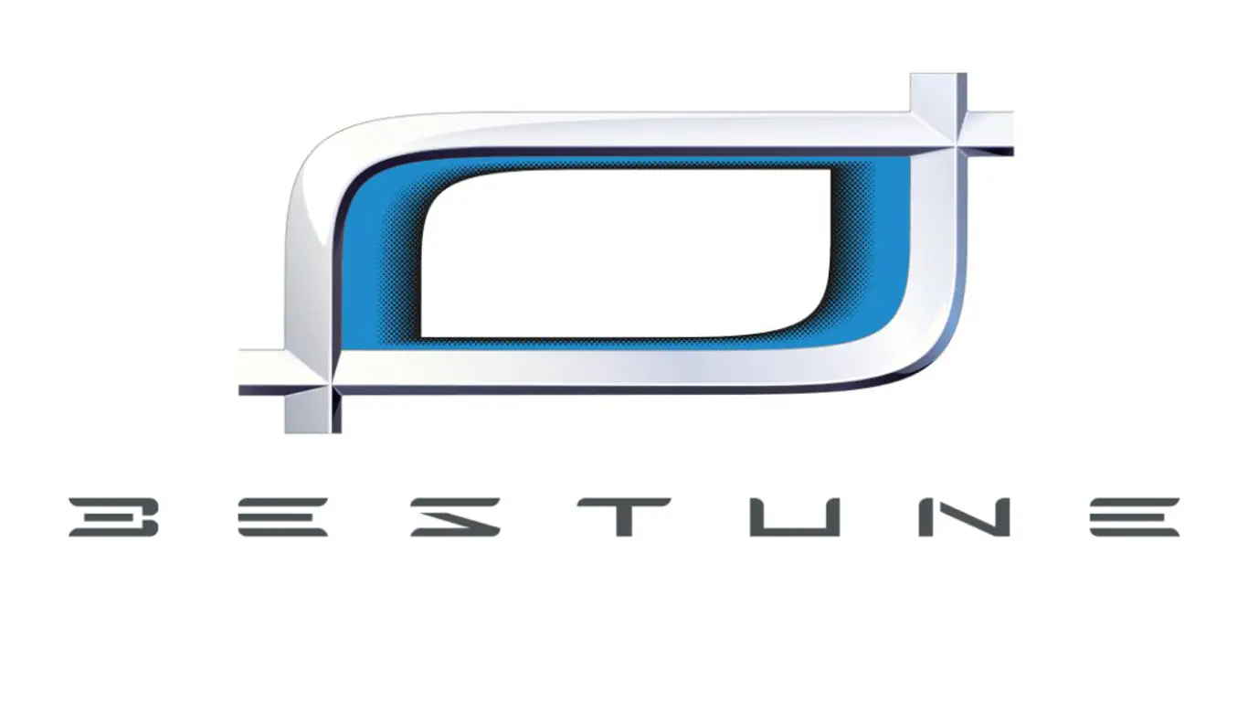 «Окно в мир» из Китая: новый шильдик и старые модели