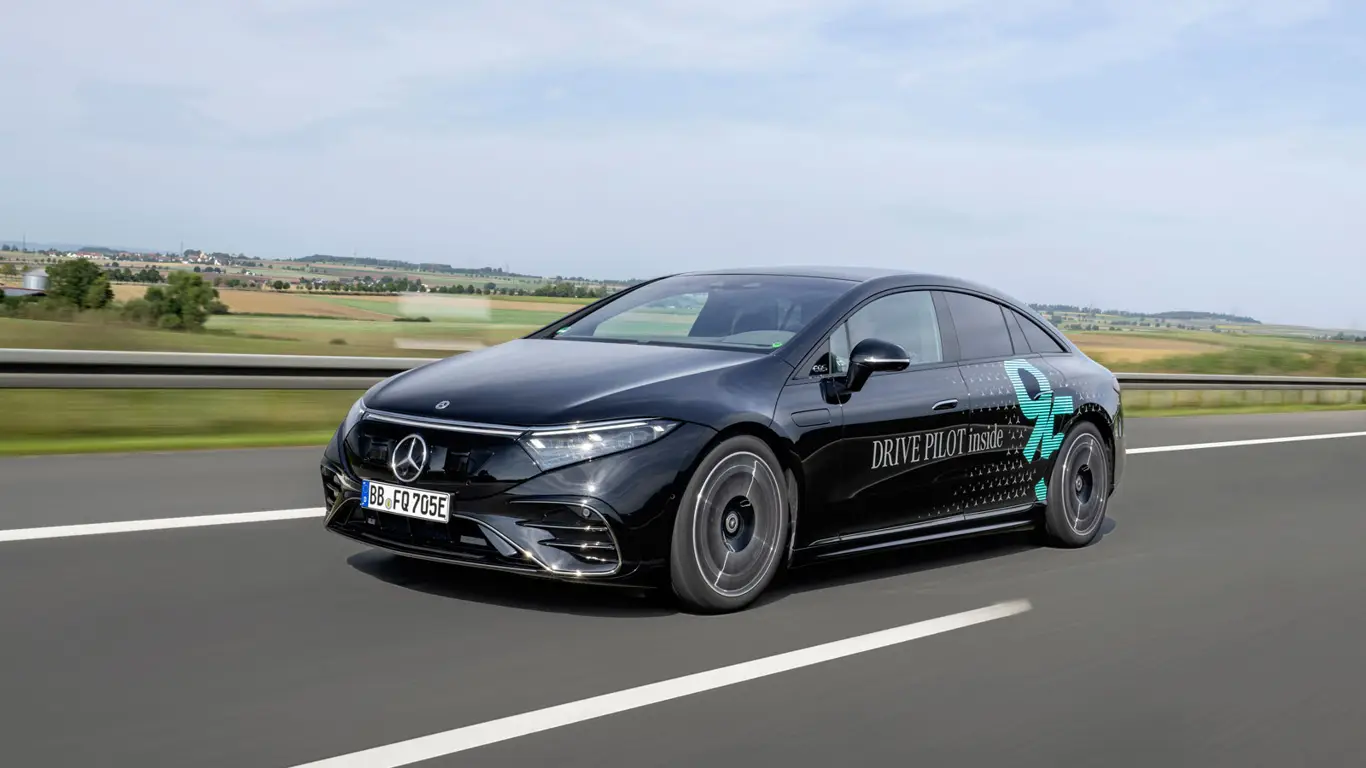 В Германии официально разрешили читать, пить кофе и смотреть кинчик за рулем Mercedes