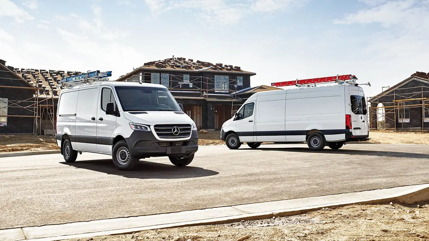 Светится как новогодняя елка: Mercedes-Benz Sprinter снова отзывают