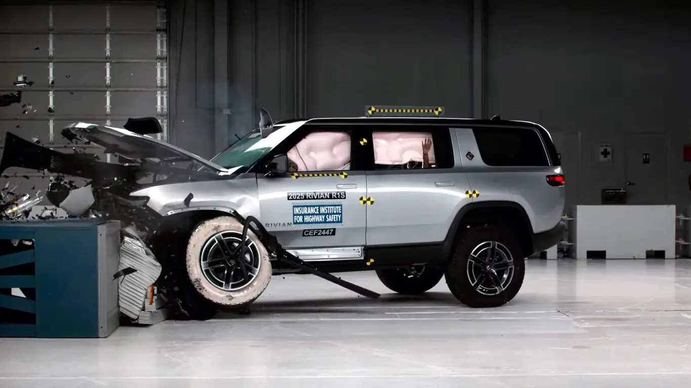 Новый Rivian R1S буквально пробивает себе путь к статусу короля безопасности