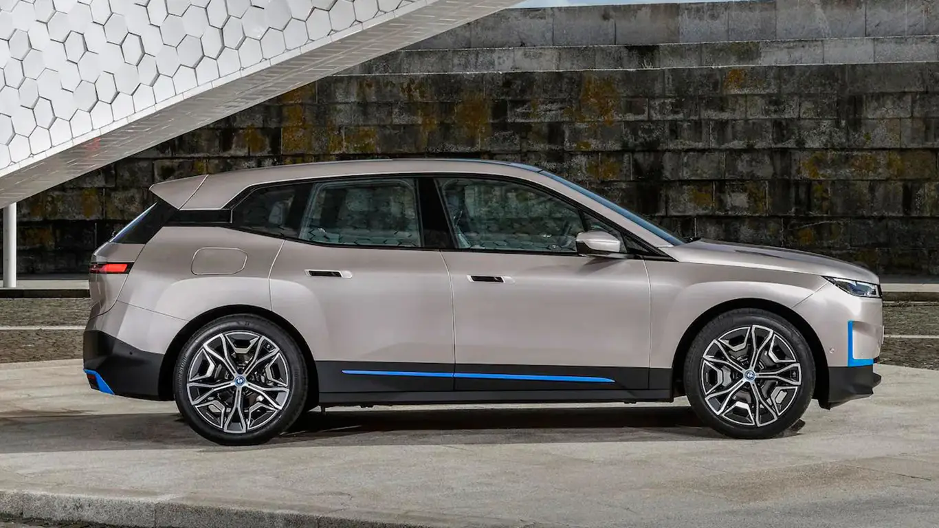 BMW iX 2025: электрокар, который обещает уничтожить конкурентов своим запасом хода