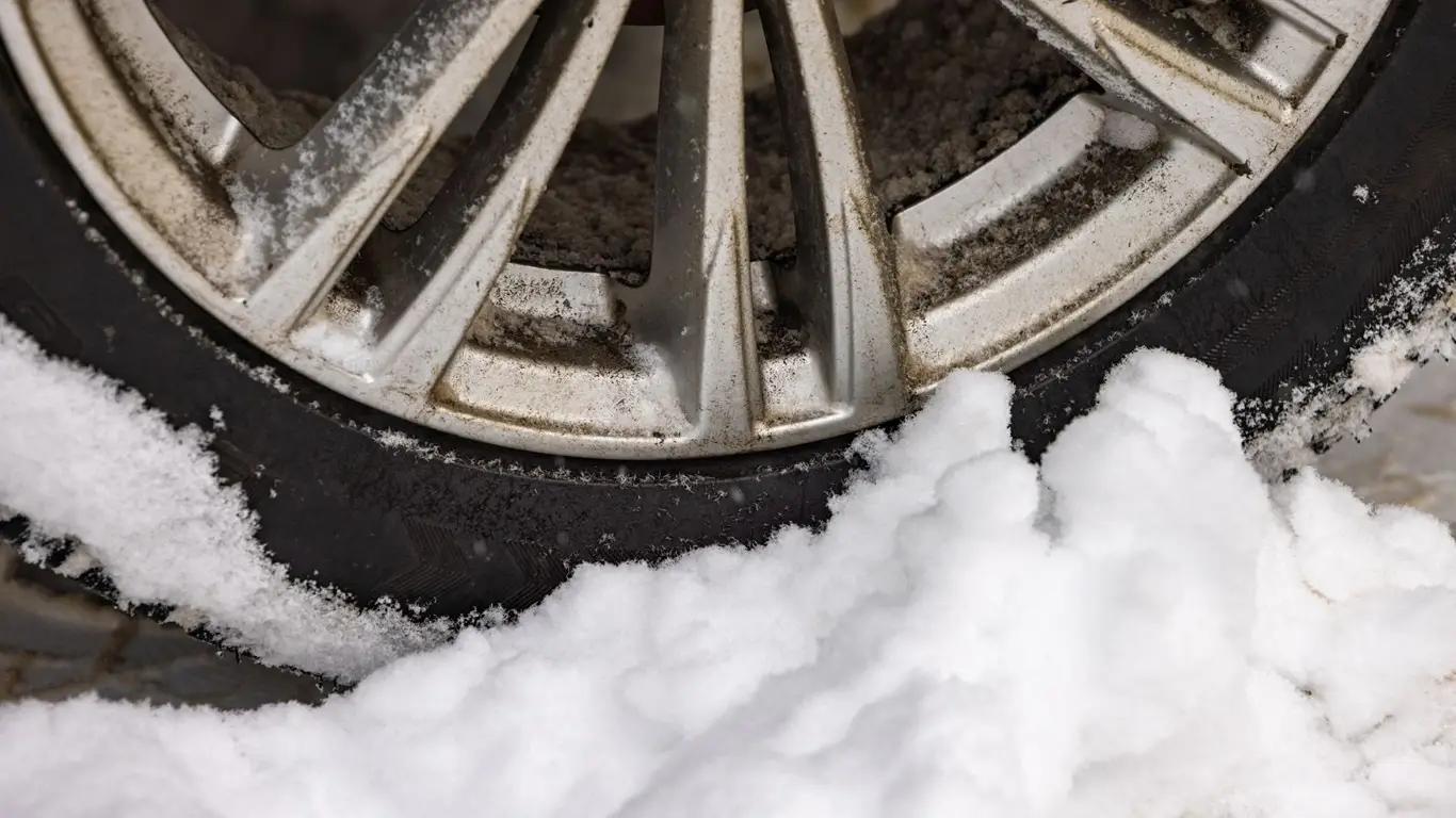 Если на шинах есть цифра 15 и ниже, то их пора менять: безопасность прежде всего