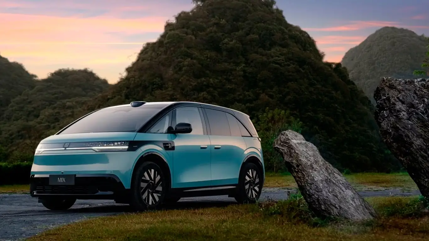 В Европу едет китайский минивэн, который заряжается быстрее любого смартфона