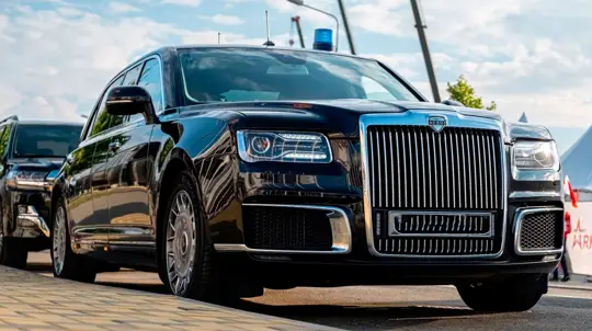 На Aurus за 48 миллионов автовладельцы вынуждены ставить запчасти от Lada. Что не так с российским премиумом?